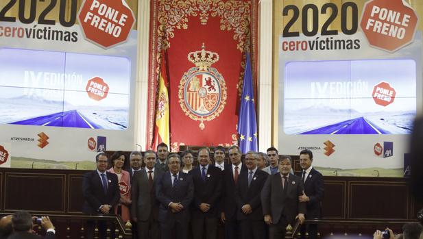 Foto de familia durante la novena edición de los premios de seguridad vial «Ponle Freno», en la que han participado hoy el presidente del Senado, Pío García-Escudero (c); el director general de Tráfico, Gregorio Serrano (i), y el ministro del Interior, Juan Ignacio Zoido (6i), entre otros