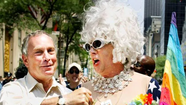 Gilbert Baker junto al alcalde de Nueva York, Michael Bloomberg, en las fiestas del Orgullo Gay de 2002