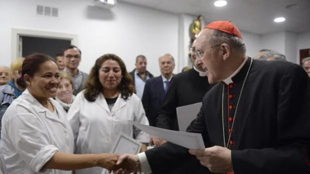 El cardenal de Madrid saluda a unas colaboradoras del comedor San José de la Obra Social Familiar Álvaro del Portillo
