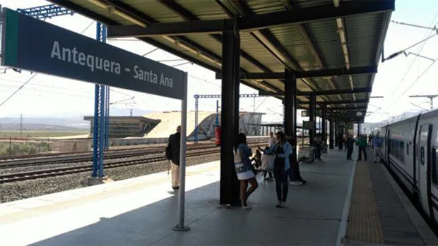 Tren averiado en la estación de Antequera-Santa Ana