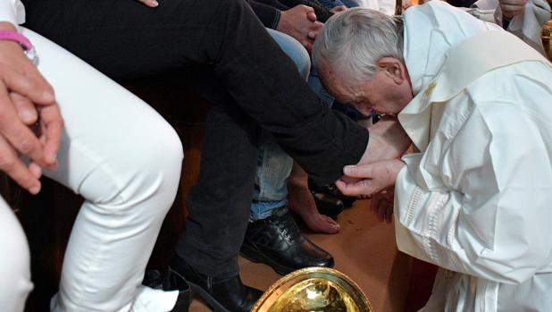 El Papa lava los pies a tres mujeres y un musulmán convertido