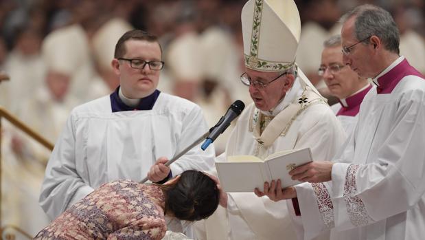 El Papa bautiza a la joven española Alejandra Cacheiro