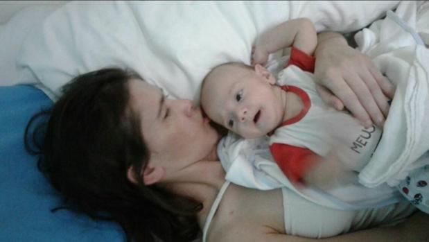 Una mujer conoce a su bebé de tres meses tras darle a luz cuando estaba en coma