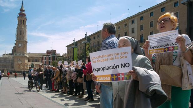 Entregan más de 100.000 firmas al alcalde de Zaragoza para frenar «la expropiación» de la Seo