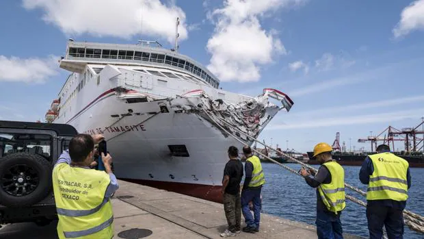 El ferry que chocó contra el dique del puerto de Las Palmas de Gran Canarias