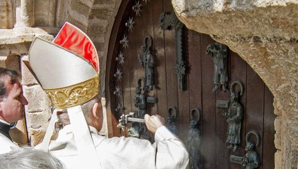 El cardenal Osoro golpea tres veces en la Puerta del Perdón para su apertura. Quienes la atraviesan en este Año Jubilar aspiran a conseguir la indulgencia plenaria
