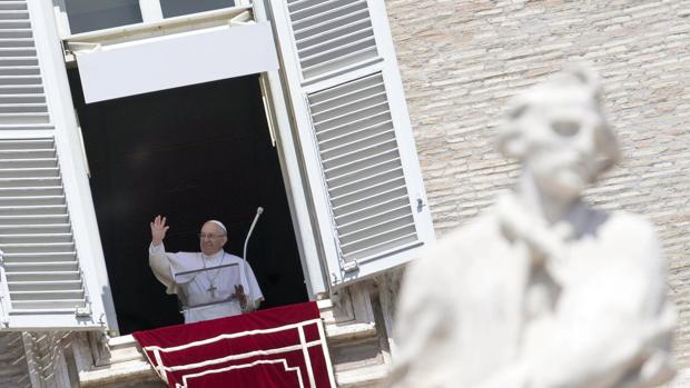El Papa, ayer, saluda ndo desde su despacho de El Vaticano