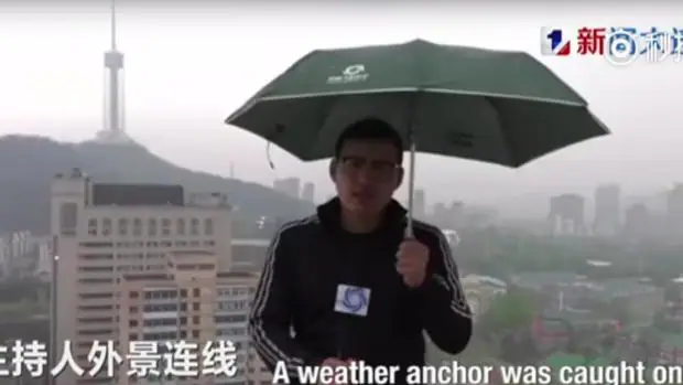 Un rayo alcanza a un reportero chino mientras daba el parte meteorológico en directo