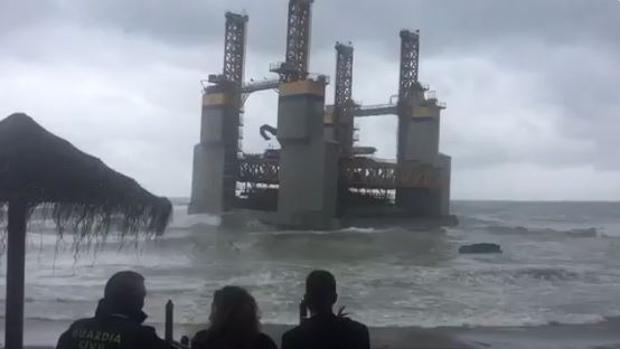 Encalla una plataforma en la costa de Benalmádena