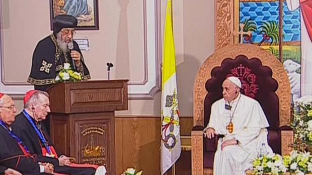 Imagen tomada de la televisión del encuentro del Papa junto al Patriarca de la Iglesia Ortodoxa Copta, Teodoro II