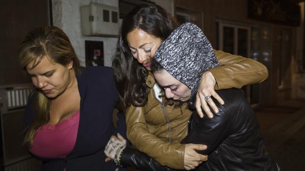 La joven hispano-argentina María Jimena Rico Montero se abraza a su hermana a su llegadaa Torrox
