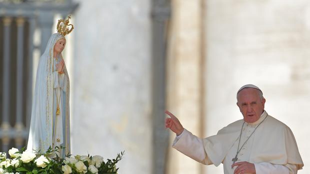 El Papa, frente a una imagen de la Virgen de Fátima