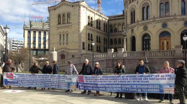 Protesta de los marineros españoles ante el Parlamento noruego, en Oslo, que reclaman una pensión a Noruega
