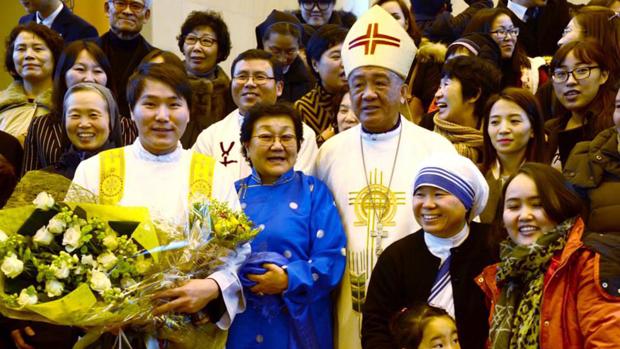 El padre Enkh Baatar (en la imagen con las flores), el primer sacerdote católico mongol