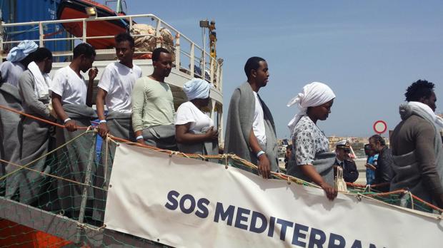 Las ONG contratacan: nuestras naves no son taxis de inmigrantes en el Mediterráneo