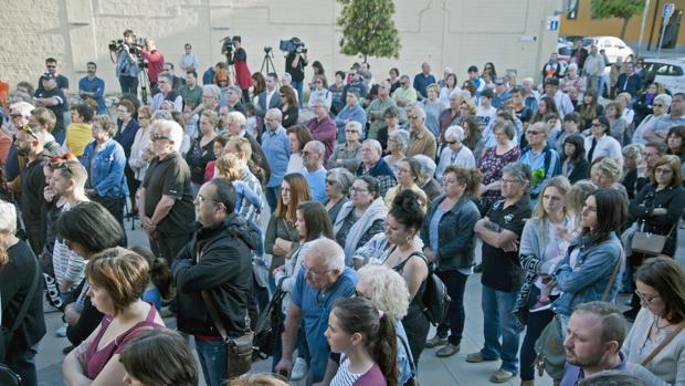 Cientos de personas participaron ayer en el minuto de silencio en Caldes de la Malavella por lo sucedido