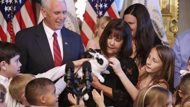 El vicepresidente Mike Pence y su esposa Karen junto al conejo Marlon Bundo