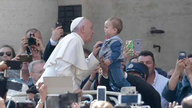 El Papa Francisco saluda a un niño