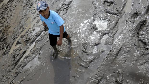 Un niño brasileño camina, en una imagen de archivo