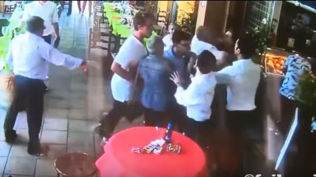 YouTube: Una comunión acaba a puñetazo limpio entre invitados y camareros en Murcia