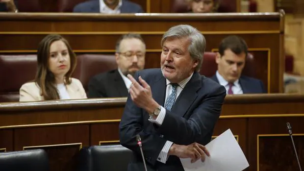 El ministro de Educación, Íñigo Méndez de Vigo, hoy en la sesión de control al Gobierno en el Congreso