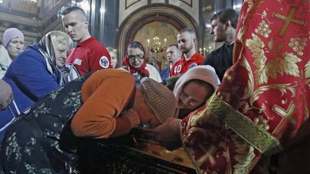 Fieles besando la reliquia de San Nicolás en Moscú