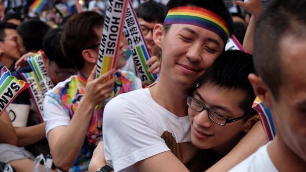 Activistas a favor del matrimonio gay, a las puertas del parlamento de Taipei, se abrazan al conocer la noticia
