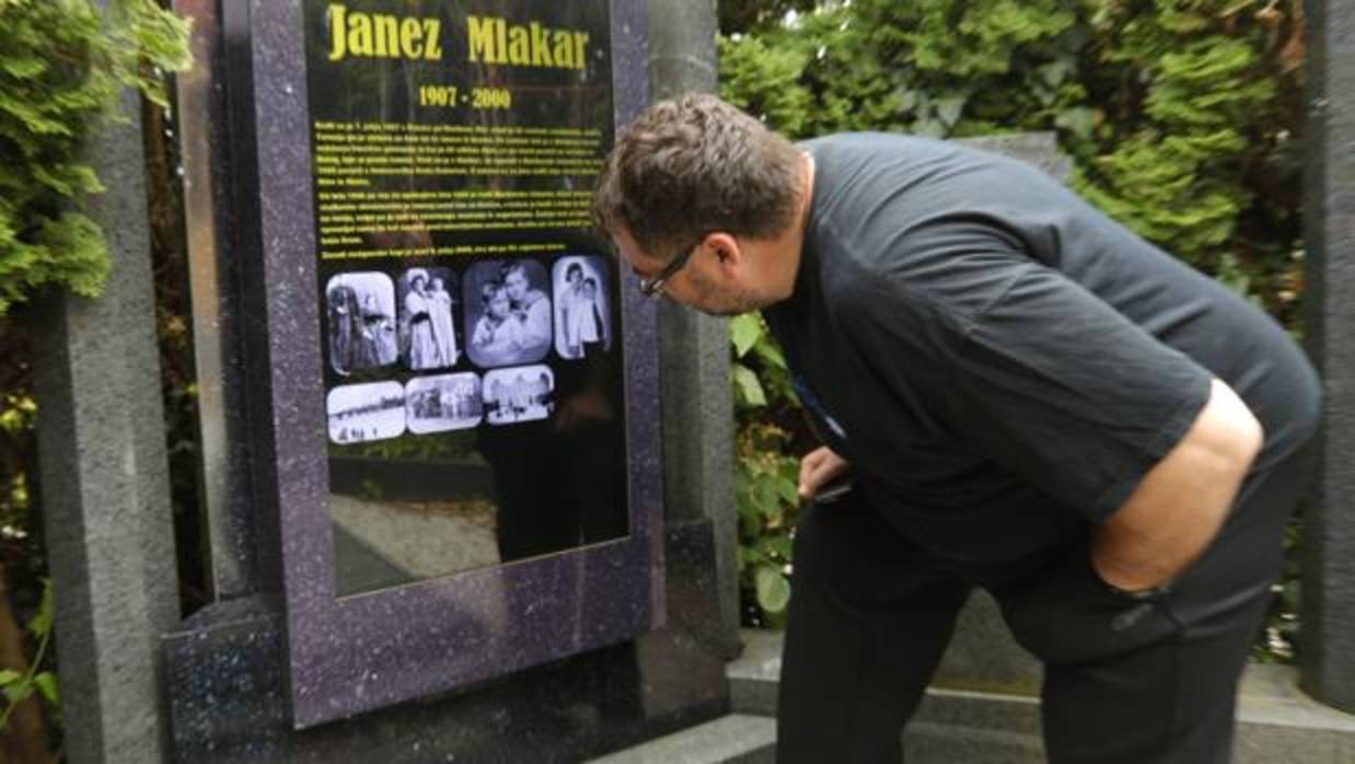 Un visitante contempla la tumba de Janez Mlakar, en Máribor