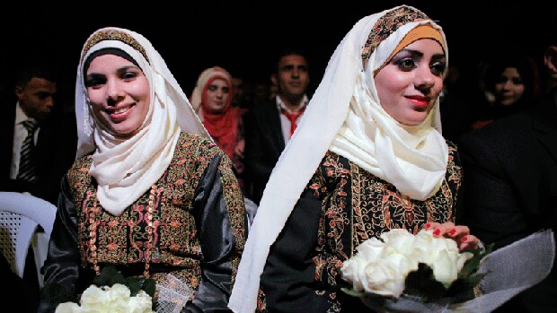 Varias novias en una ceremonia de bodas en Cisjordania