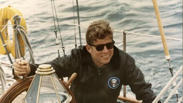 John F. Kennedy, uno de los líderes más carismáticos del siglo XX, a bordo de un yate en la costa de Maine