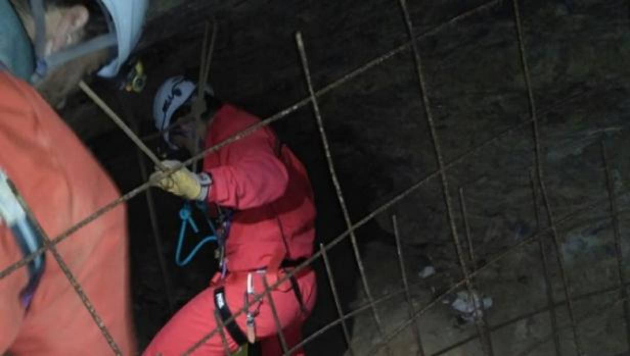 Miembros del equipo de rescate en la cueva de Galdames