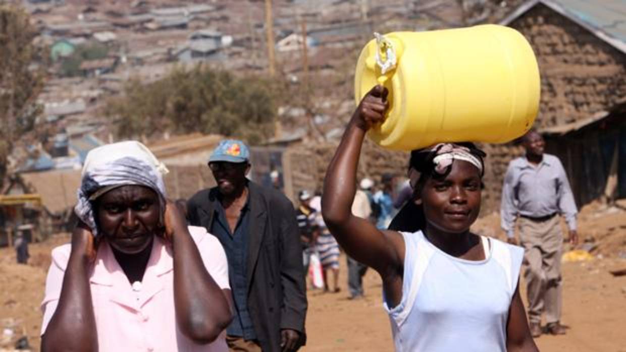 Dos mujeres transportando agua en Kenia