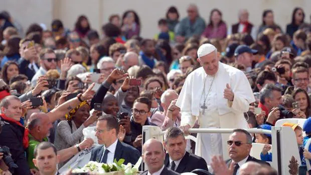 El Papa Francisco, saludando a los fieles durante la audiencia general semanal en la Plaza de San Pedro