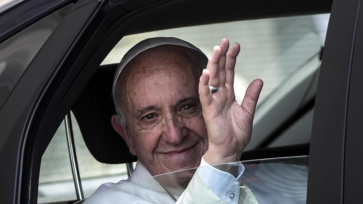 El Papa, en una imagen reciente, a bordo del coche en el que se desplaza