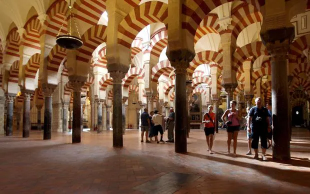 Turistas en el interior de la Catedral-Mezquita de Córdoba, uno de los monumentos más visitados de Europa