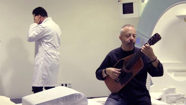 El guitarista Carlos Zárate tocando la guitarra en el interior de la resonancia magnética, durante el experimento científico