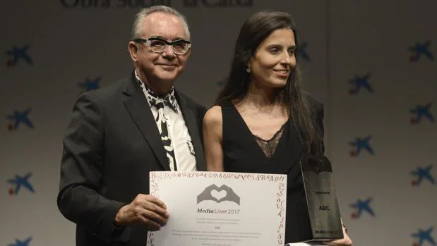Montserrat Lluís, subdirectora de ABC, recoge el premio a la trayectoria periodística de este diario