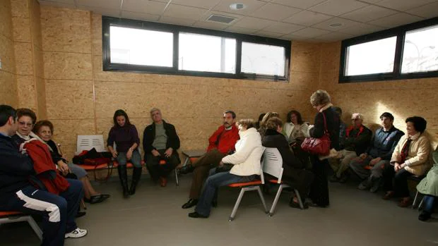 Pacientes aguardan su turno en una sala de espera para ser atendidos por profesionales médicos