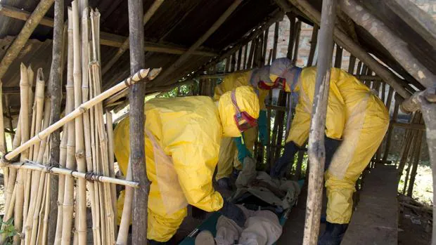 Personal de Cruz Roja trabajan con un enfermo de ébola en África
