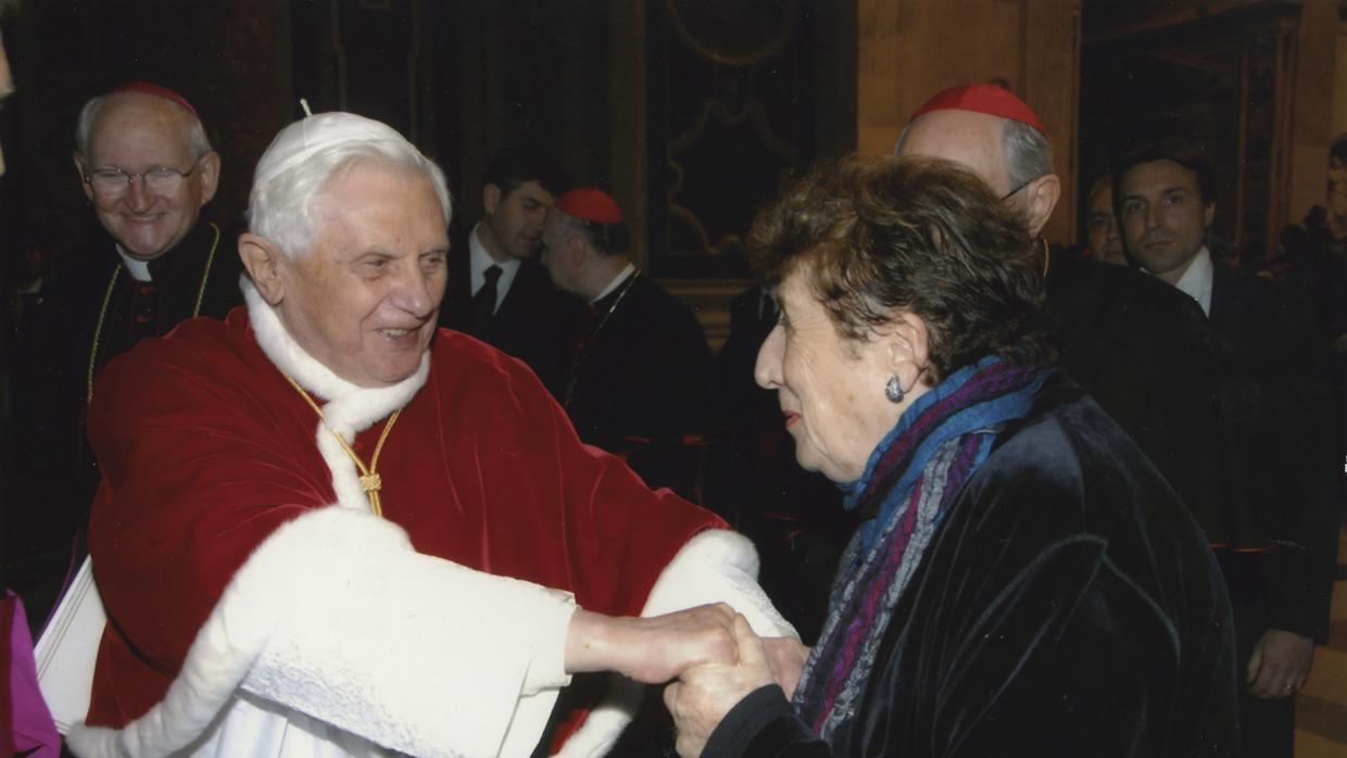 Carmen, junto a Juan Pablo II, al que le unía una gran amistad