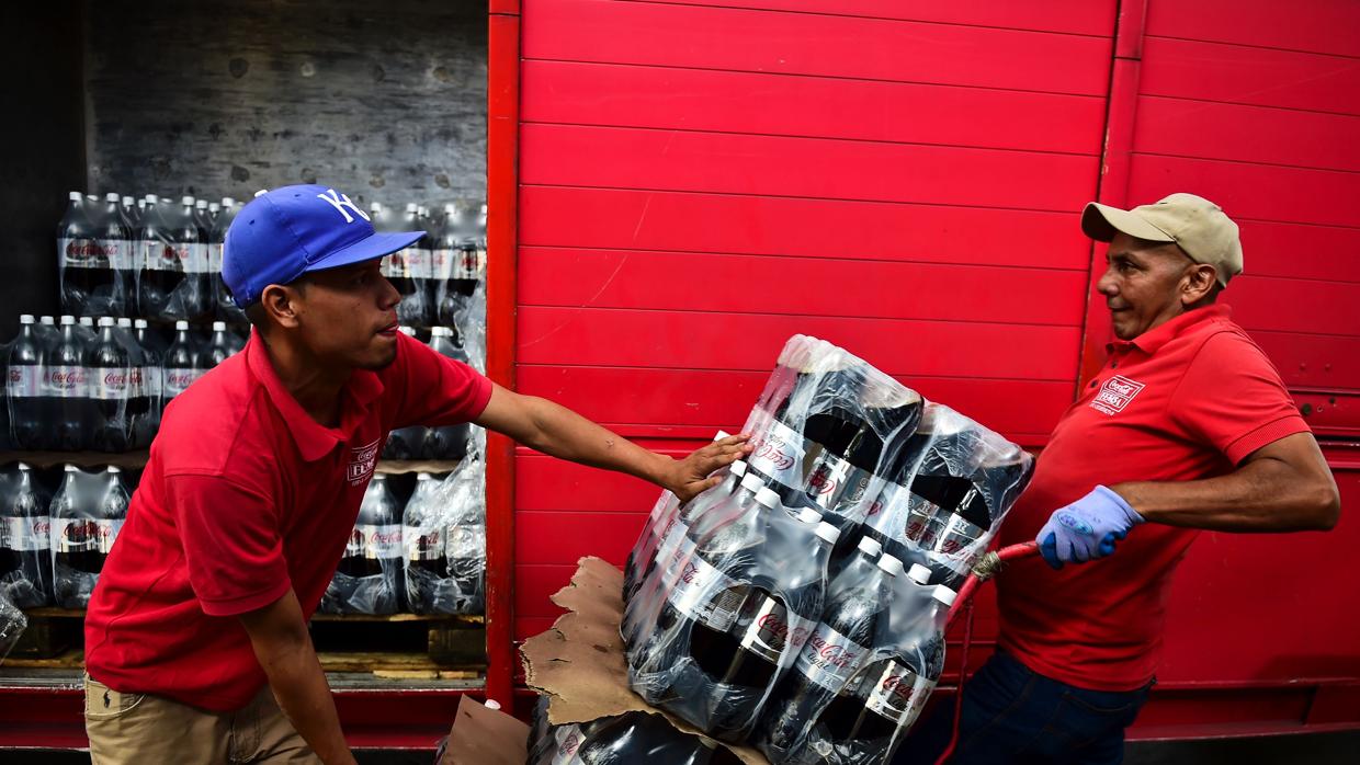 Trabajadores descargan cajas de Coca-Cola Light, con menos azúcar