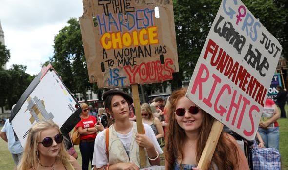 Un grupo de mujeres se manifiesta para que se legalice el aborto