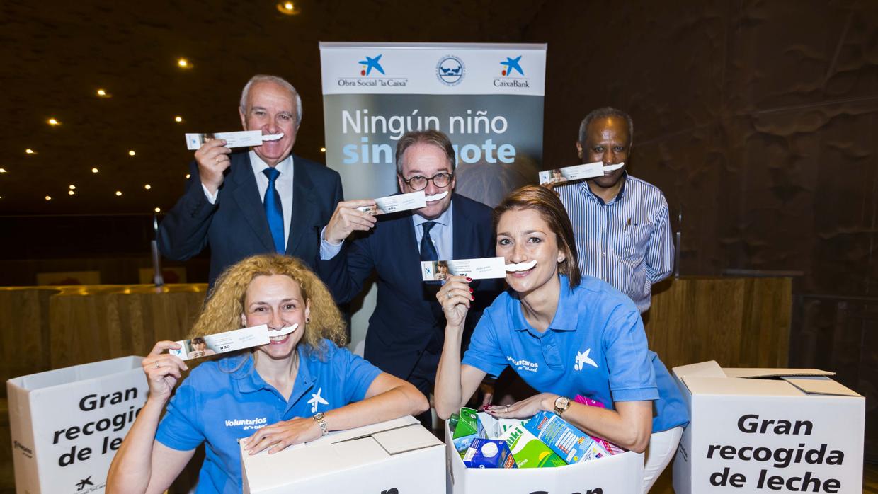 Voluntarios de la FESBAL durante la Gran Recogida de Leche del pasado mes