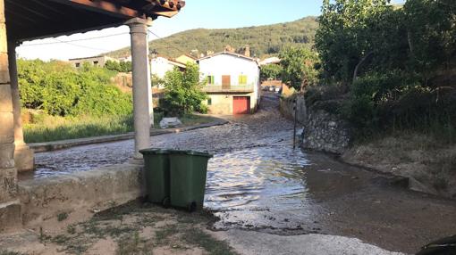 El agua discurre por las calles de Valverde de la Vera