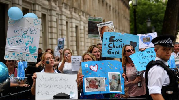 Personas se manifiestan en Londres a favor de un tratamiento para Charlie Gard