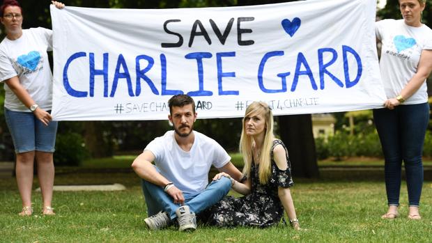 Los padres del bebé Charlie, tras presentar las firmas de apoyo a su caso en el Great Ormond Street Hospital