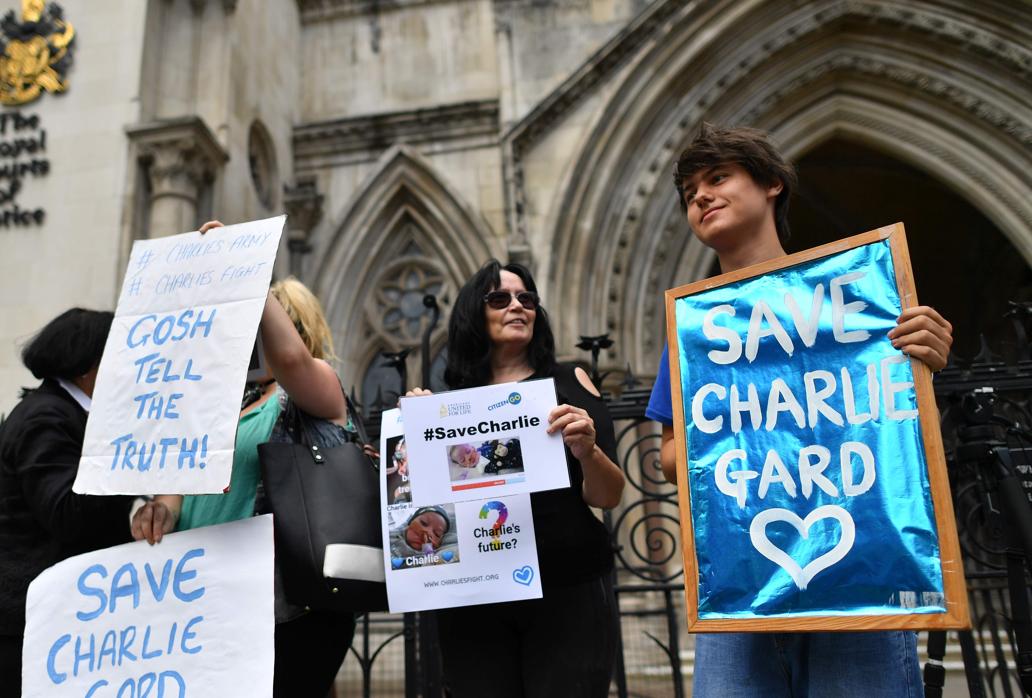 Varias personas piden la salvación de Charlie Gard