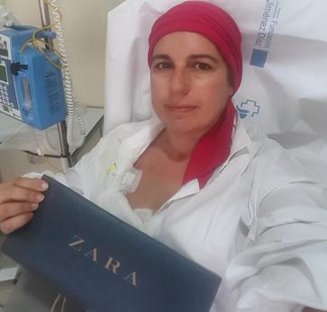  Inma Escriche con bolsa de Zara, en agradecimiento a la donación de Amancio Ortega en la lucha contra el cáncer