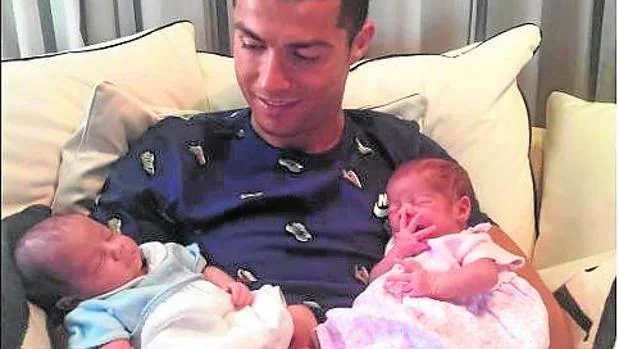 Cristiano Ronaldo junto a sus dos hijos