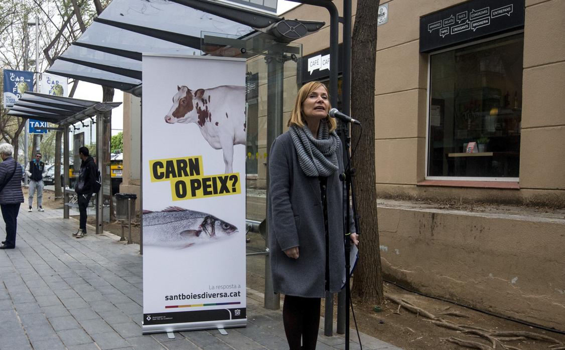 La alcaldesa de Sant Boi de Llobregat, Lluïsa Moret, durante la presentación esta mañana de una campaña para dar visibilidad al colectivo LGTBI